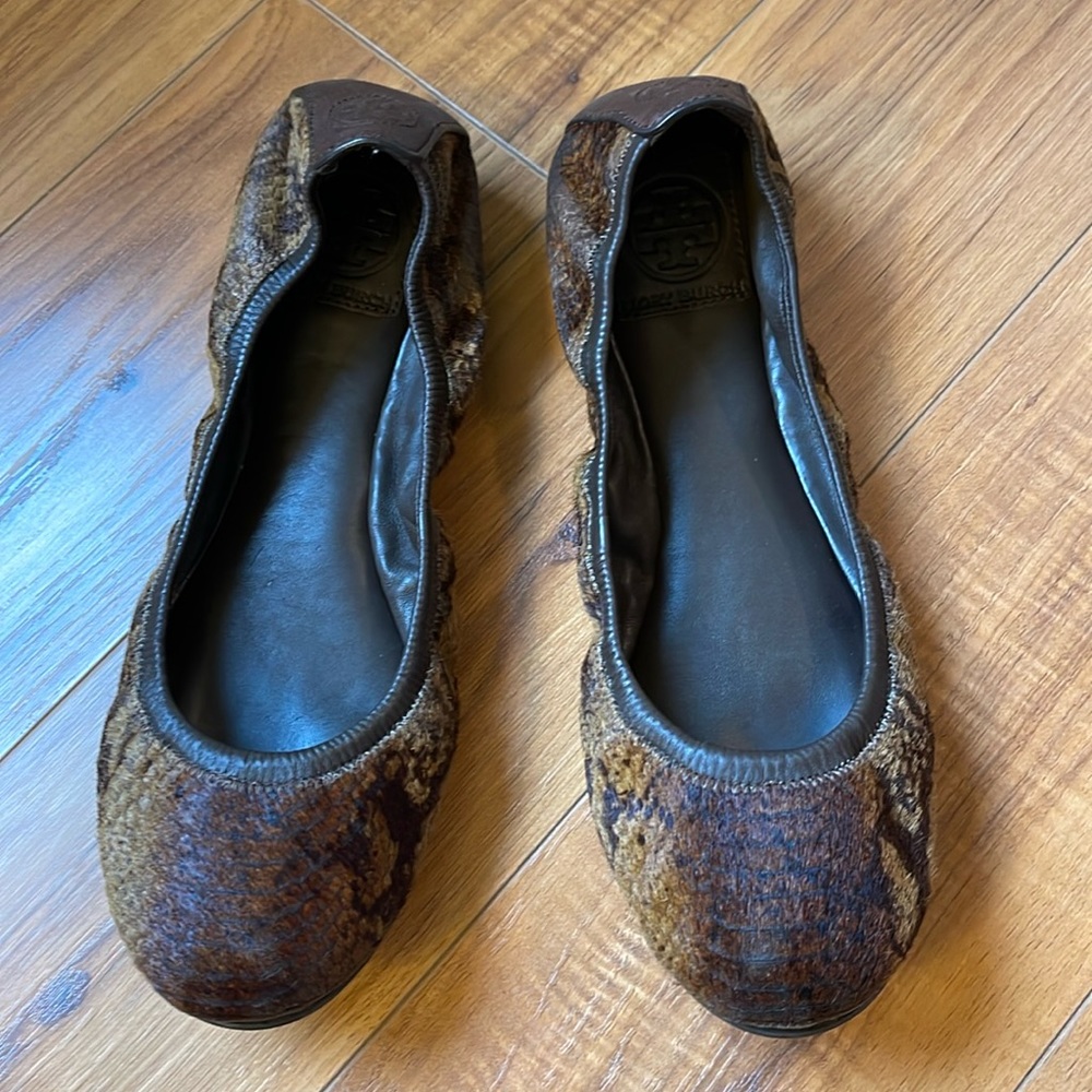 Tory Burch ‘Eddie’ Flat w/Snake Print Haircalf in Coconut Brown, Size 9